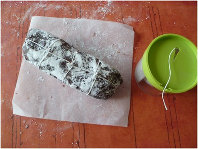 Chocisson saupoudré de sucre glace et ficelé