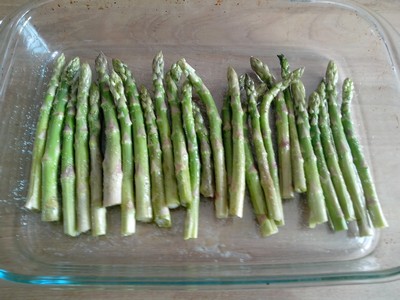 Asperges vertes rôties dans plat