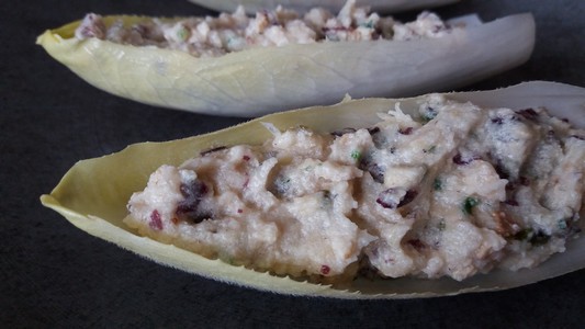 Terrine aux algues sur feuille d'endive