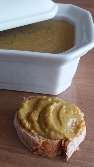 Tartinade de lentilles corail au curry dans terrine 