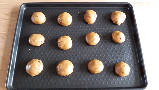 Cookies aux figues et à la noisette boules de pâte