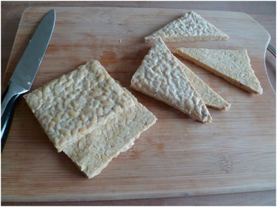 tempeh coupé en triangles