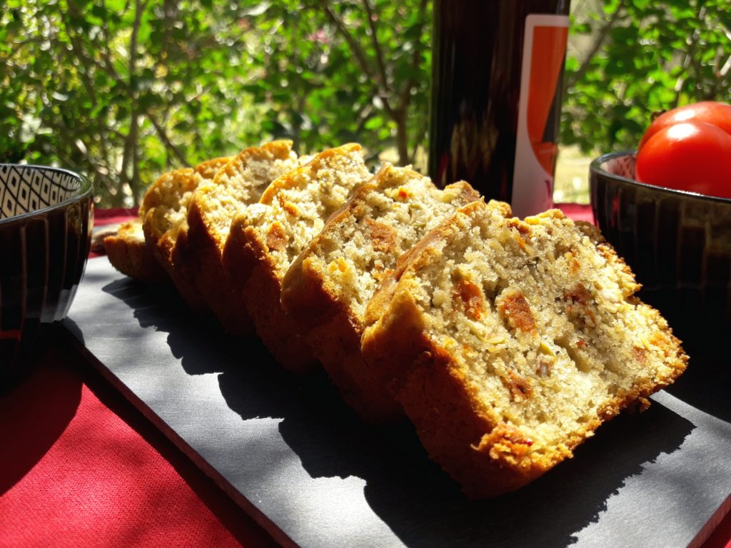 Cake au pesto, aux olives et au chorizo végétal