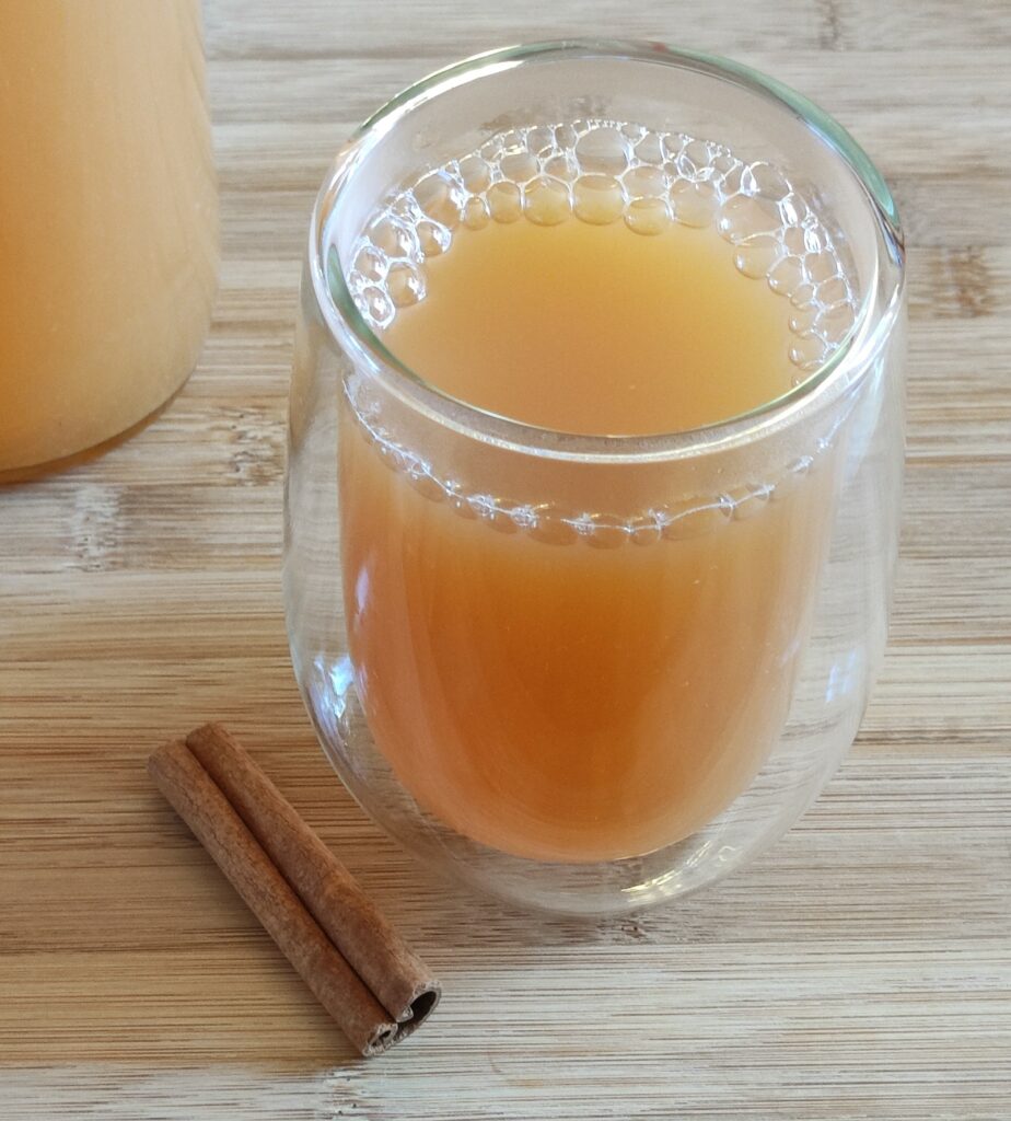 Jus de pomme chaud à la cannelle